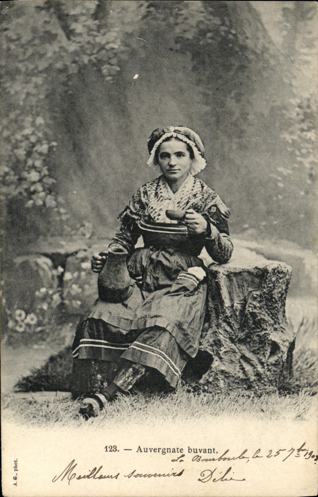 CPA Folklore Auvergnate buvant 