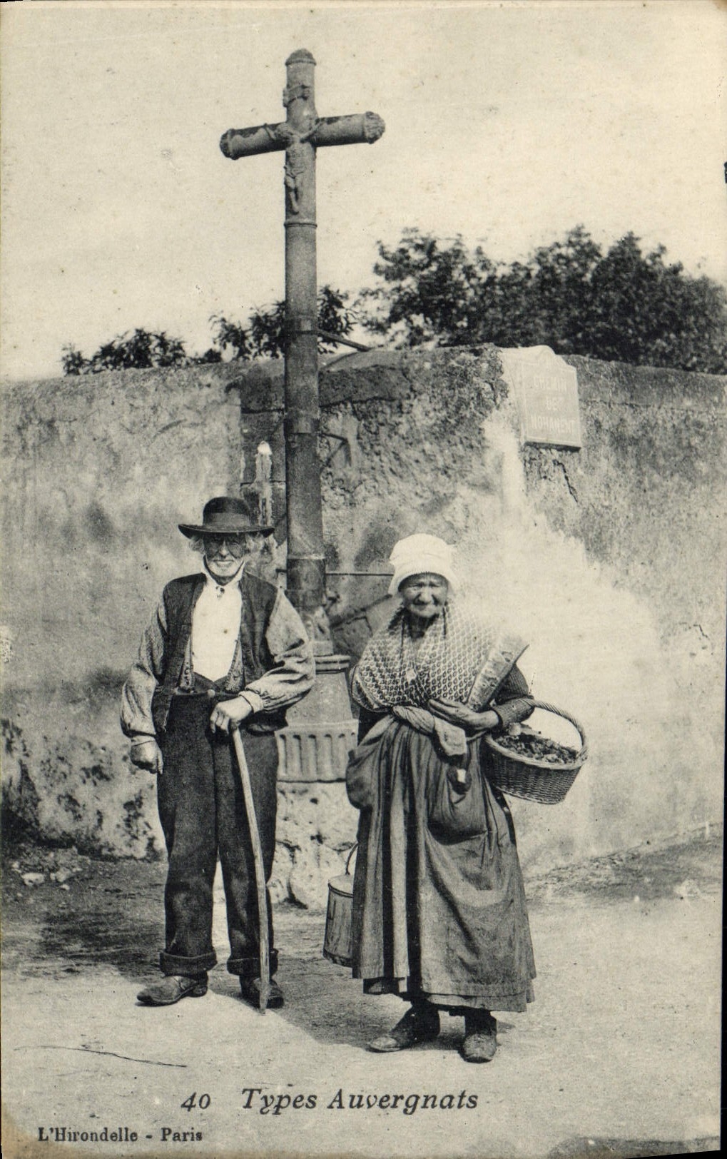 CPA Folklore Types Auvergnats 