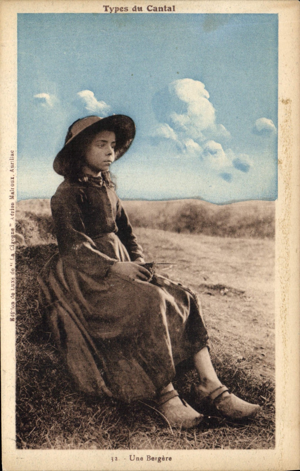 CPA Folklore Types du Cantal Une bergere 