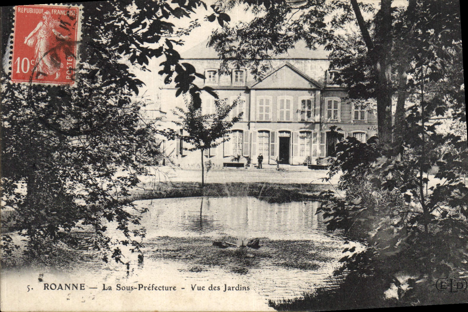 CPA Roanne La Sous Prefecture Vue des jardins