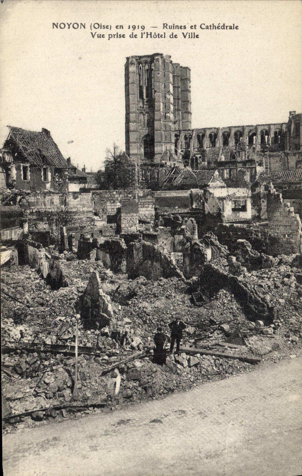 CPA Militaria Noyon Ruines et cathedrale Vue prise de l'hotel de ville 