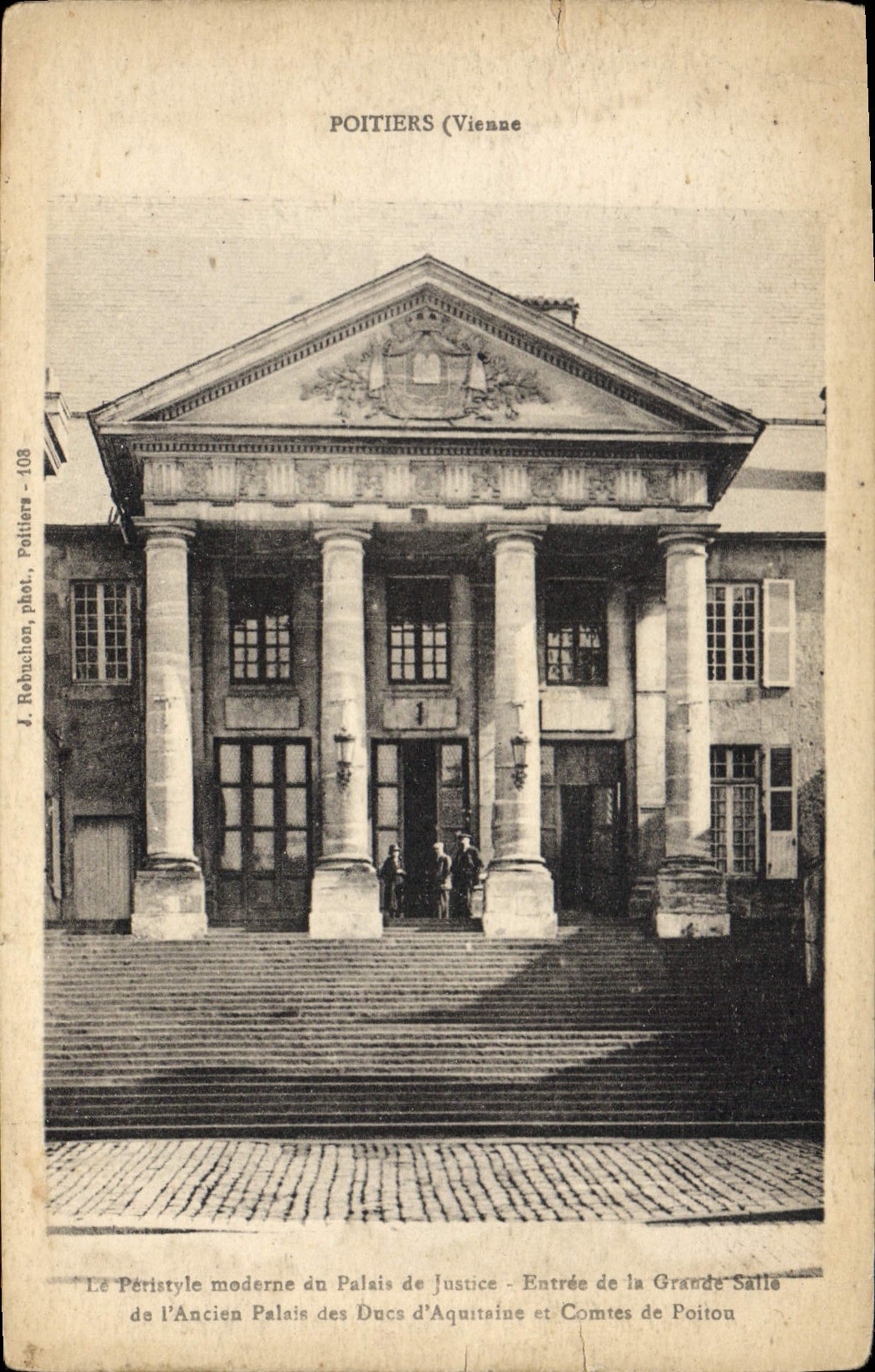 CPA Poitiers Vienne Le Peristyle moderne du Palais de Justice Entree de la Grande Salle de l'ancien 