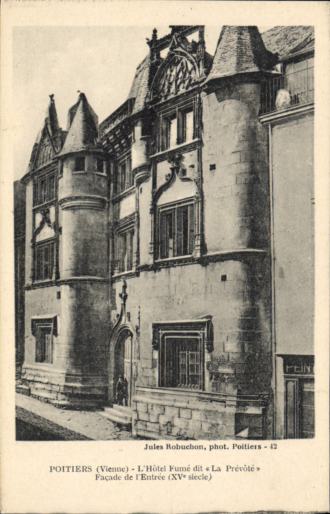 CPA Poitiers Vienne L'Hotel Fume dit La Prevote Facade de L'Entree xv siecle 