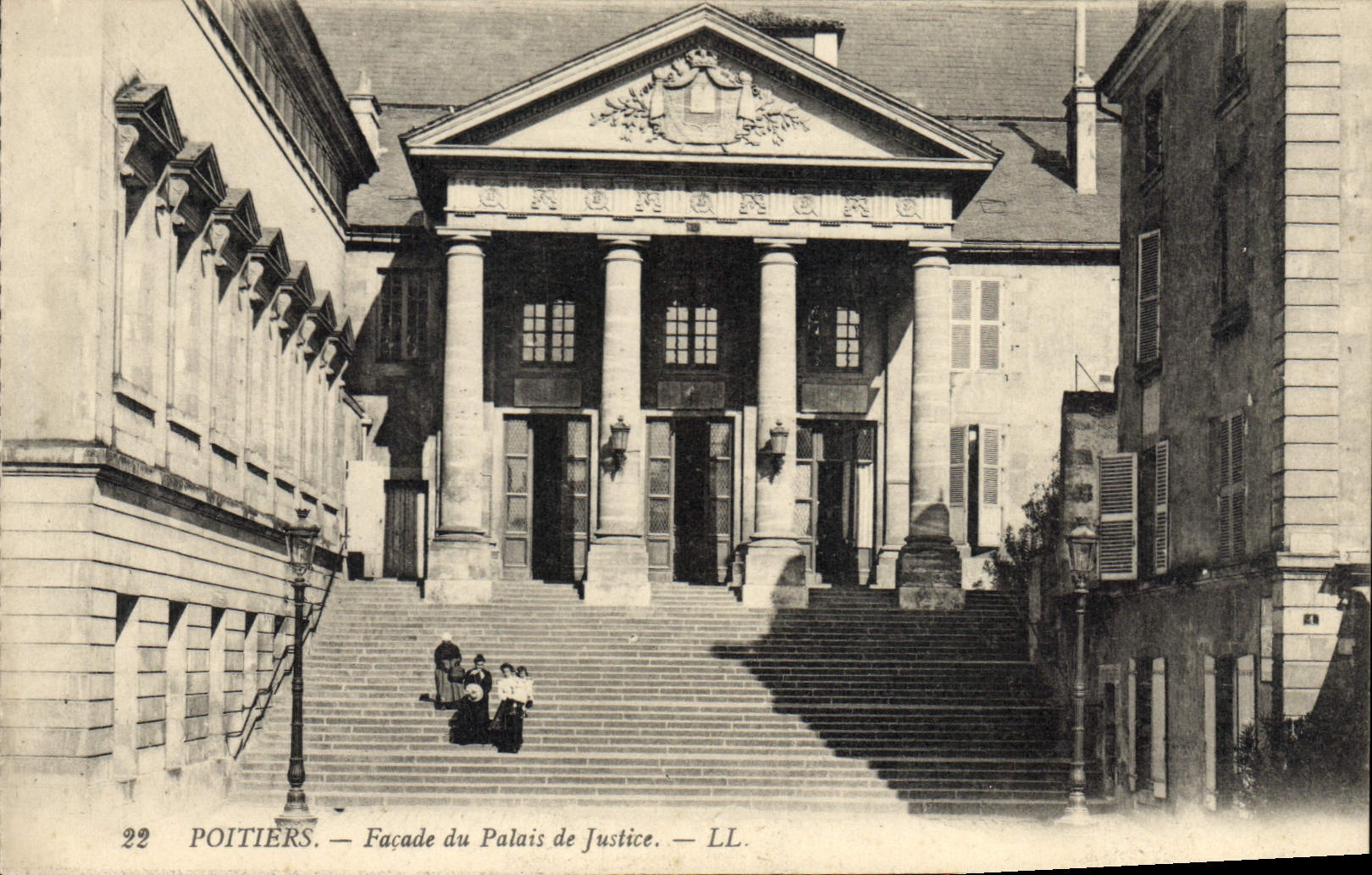 CPA Poitiers Facade du Palais de Justice 