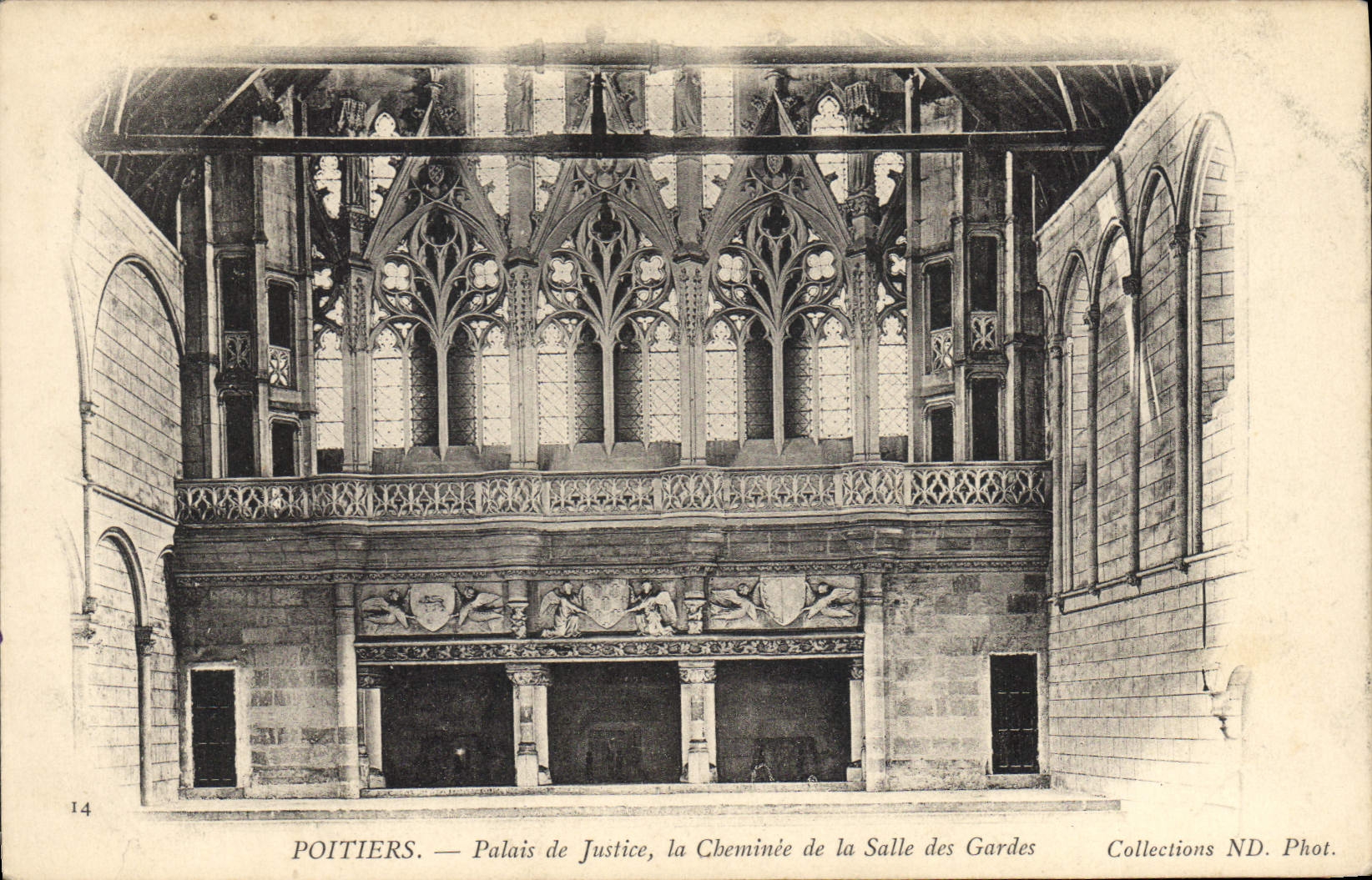 CPA Poitiers Palais de Justice la Cheminee de la salle des Gardes 