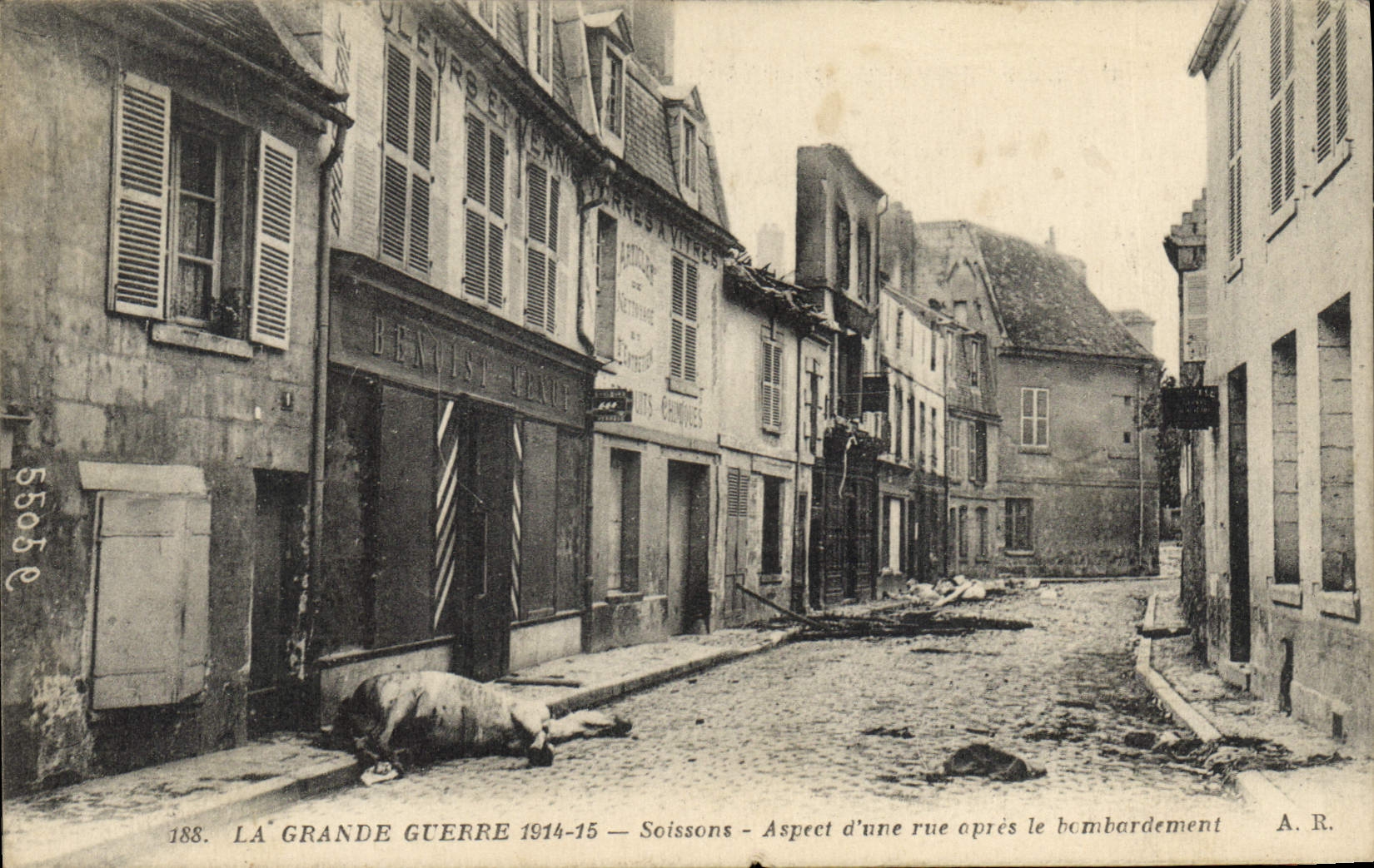 CPA Militaria La Grande Guerre 1914 15 Soissons Aspect d'une rue apres le bombardement