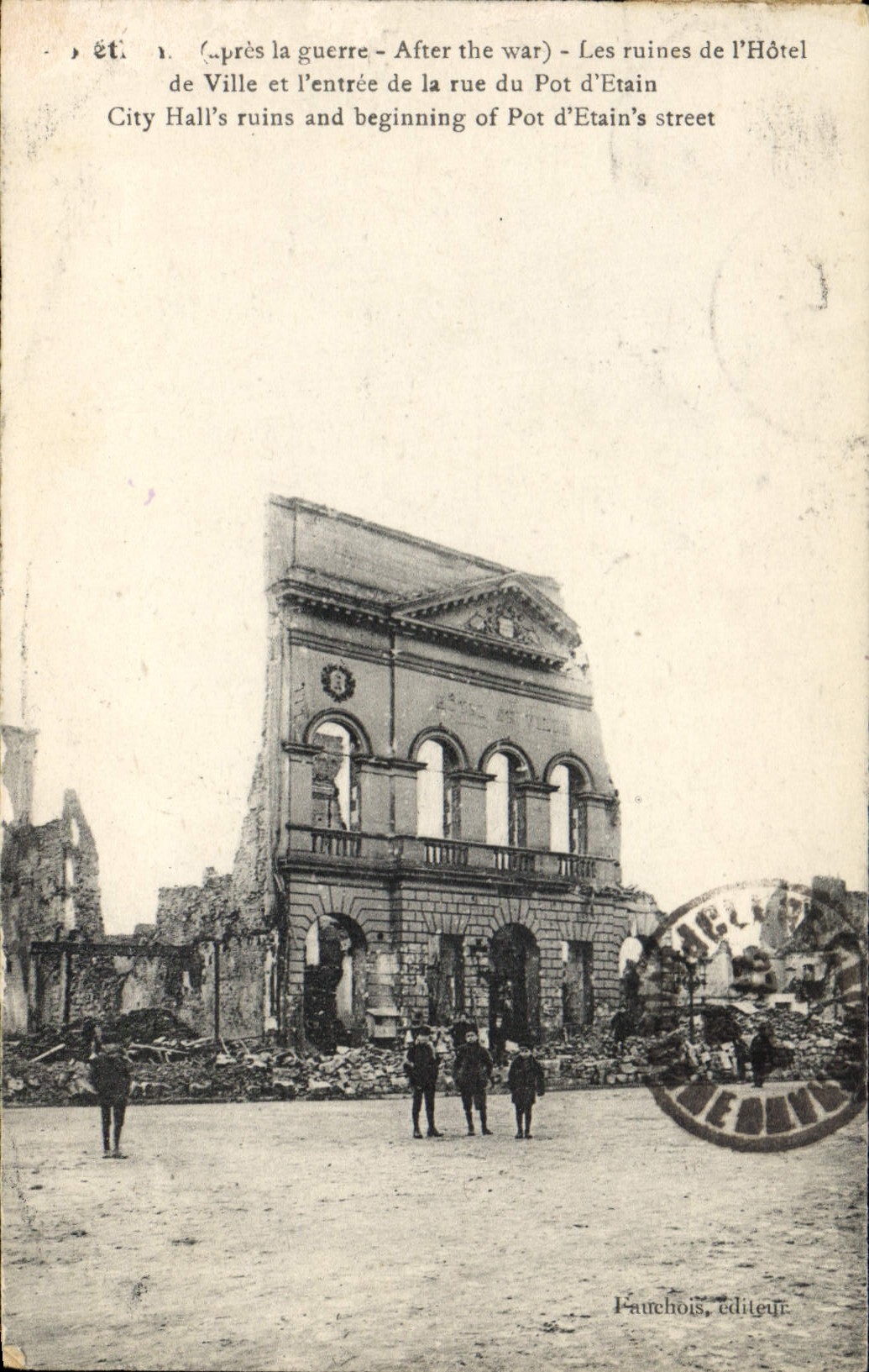 CPA Militaria Apres la guerre Les ruines de l'Hotel de ville et l'entree de la rue du Pot d'Etain