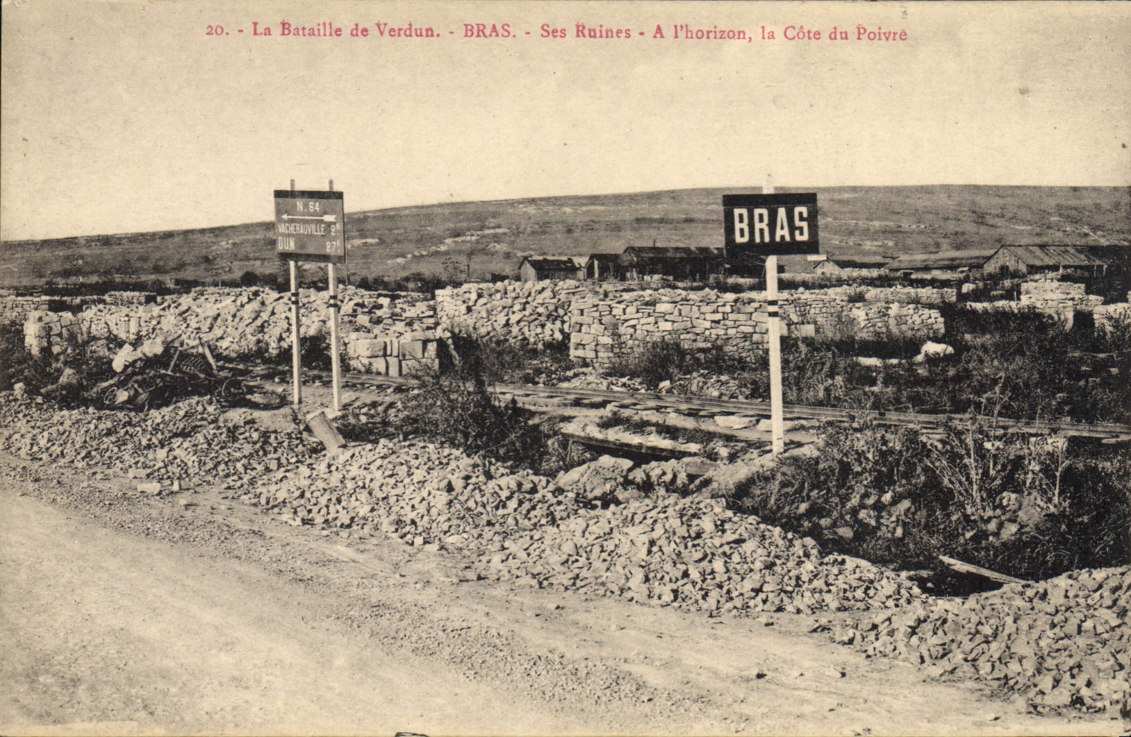 CPA Militaria La Bataille de Verdun Bras Ruines A l'horizon Le cote du Poivre