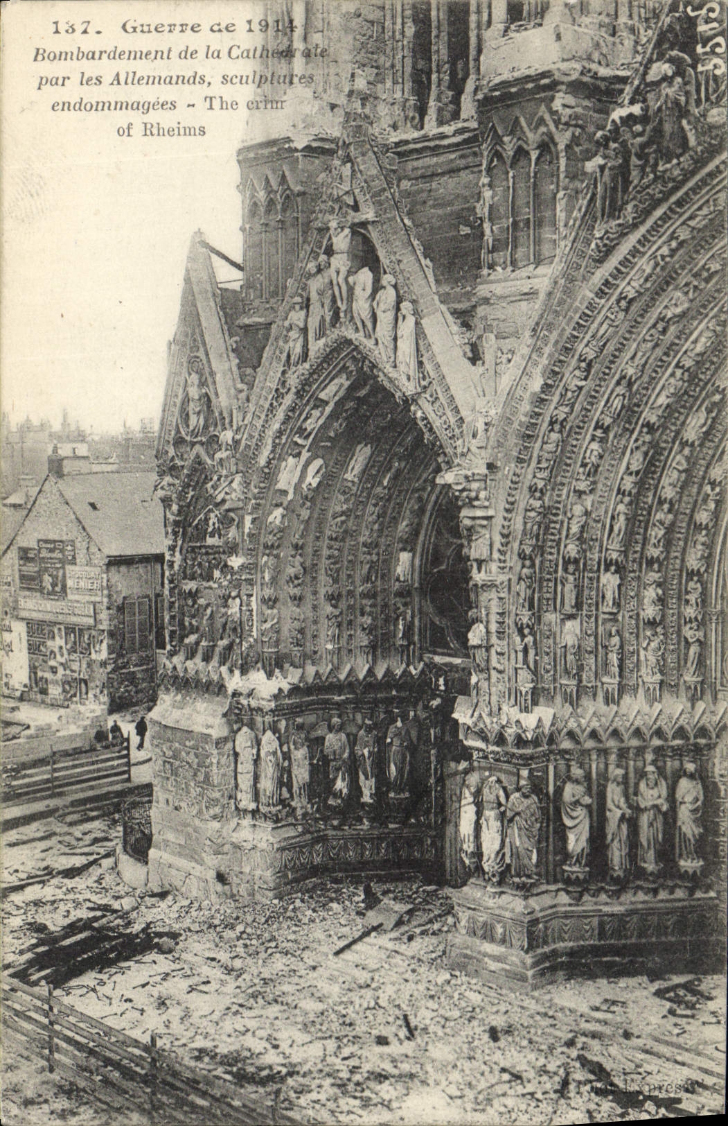 CPA Militaria Bombardement de la cathedrale Reims
