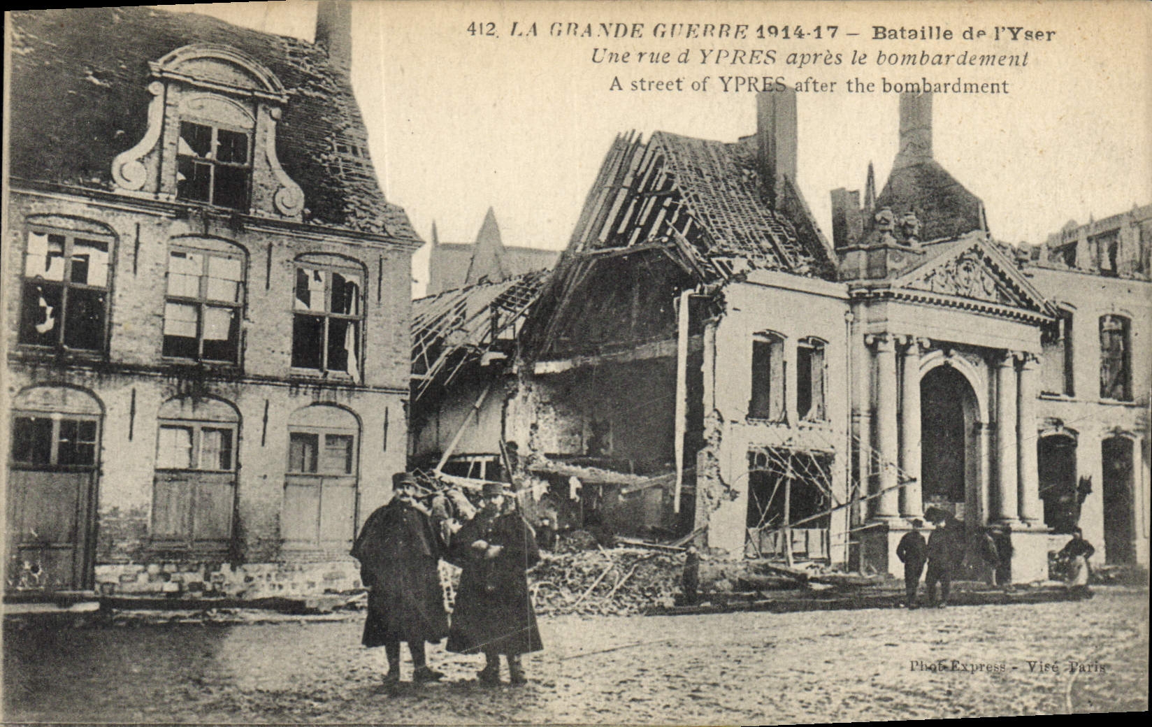 CPA Militaria Bataille de l'Yser Une rue d'Ypres apres le bombardement