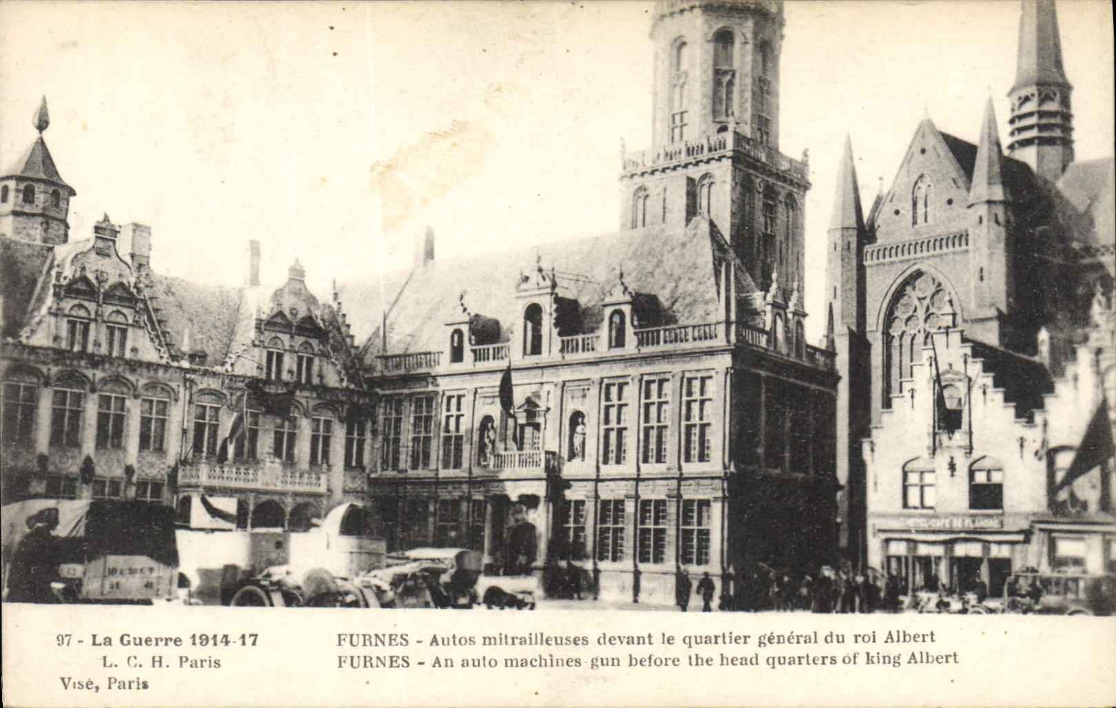 CPA Militaria Furnes Autos mitrailleuses devant le quartier general du roi Albert 