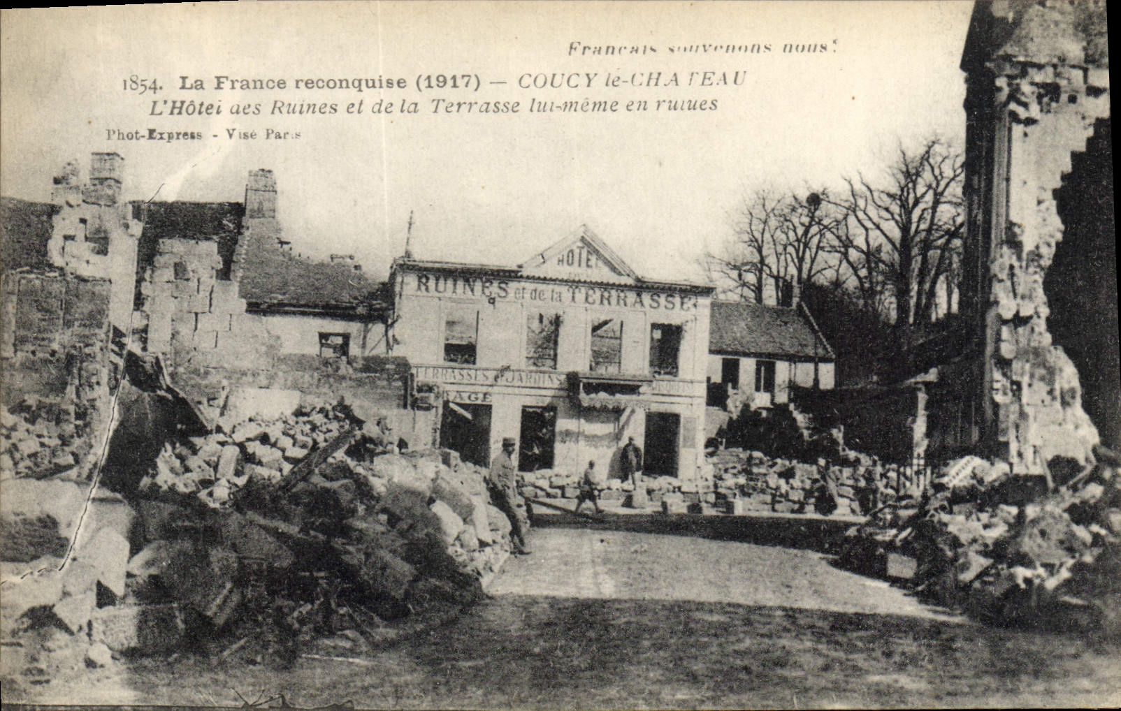 CPA Militaria Coucy le Chateau L'Hotel des ruines et de la terrasse lui meme en ruines