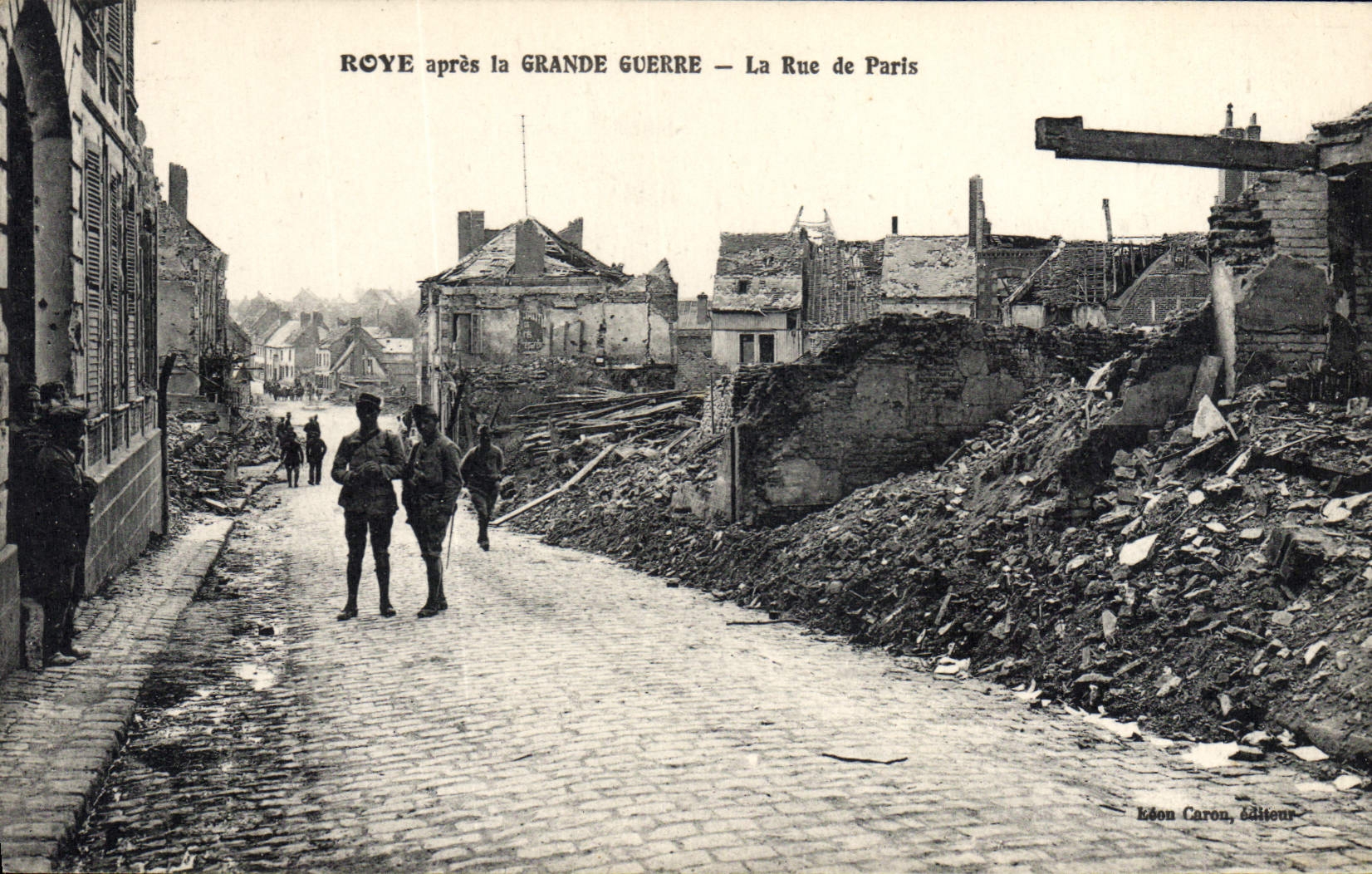 CPA Militaria Roye La rue de Paris