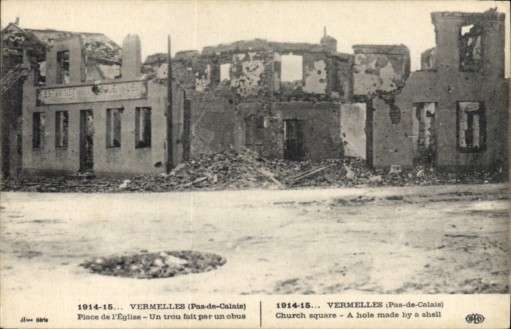 CPA Militaria Vermelles Place de l'eglise Un trou fait par un obus