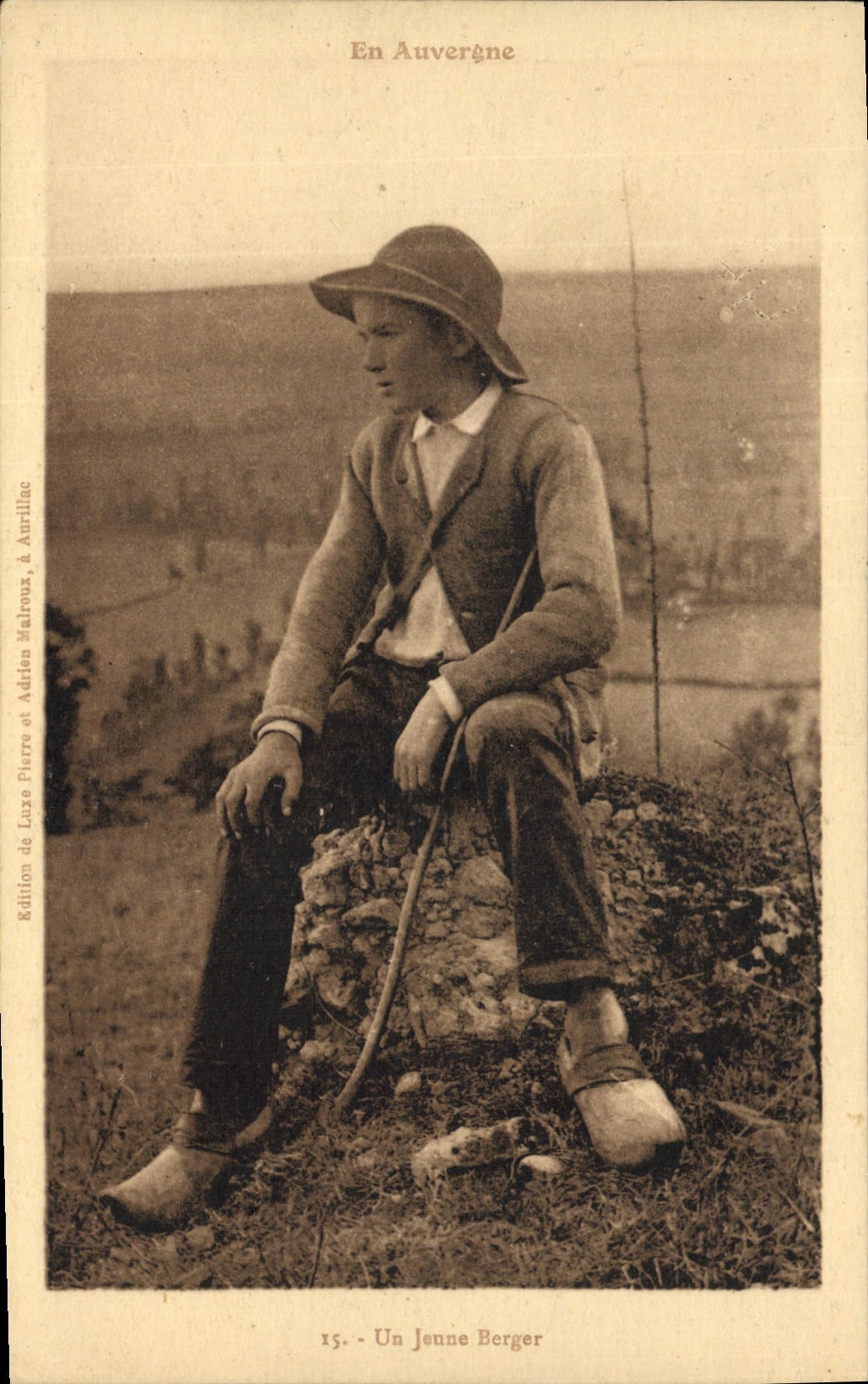 CPA Folklore Auvergne Un jeune berger