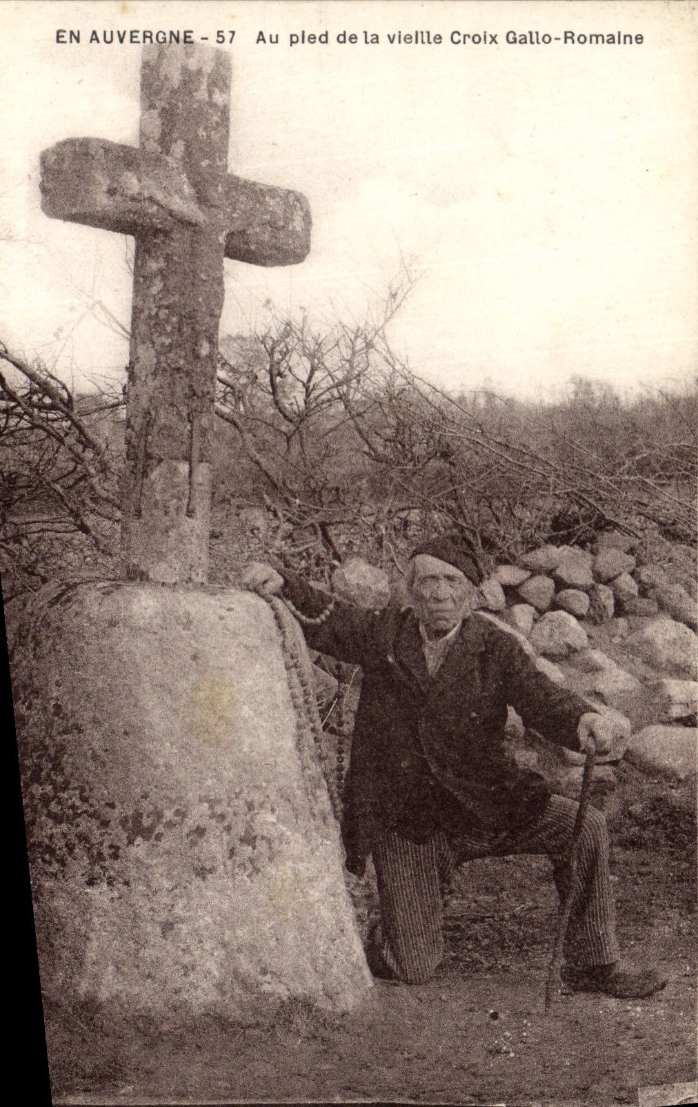 CPA Folklore Auvergne Au pied de la vieille croix gallo romaine