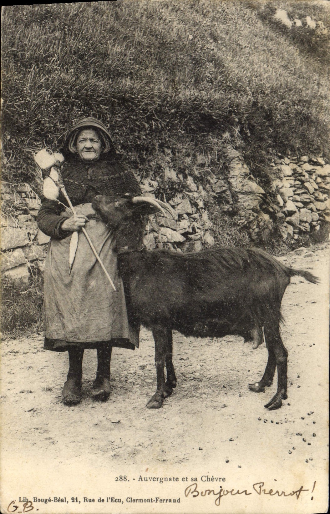 CPA Folklore Auvergnate et sa chevre TOP 