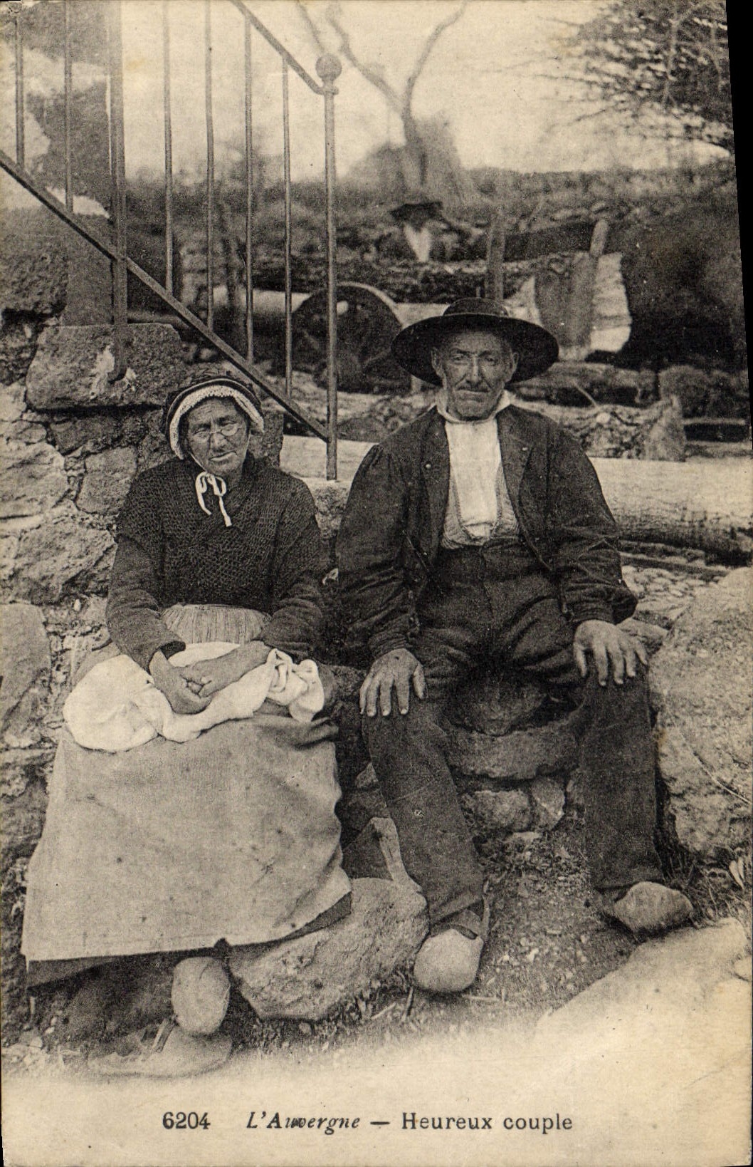 CPA Folklore Auvergne Heureux couple