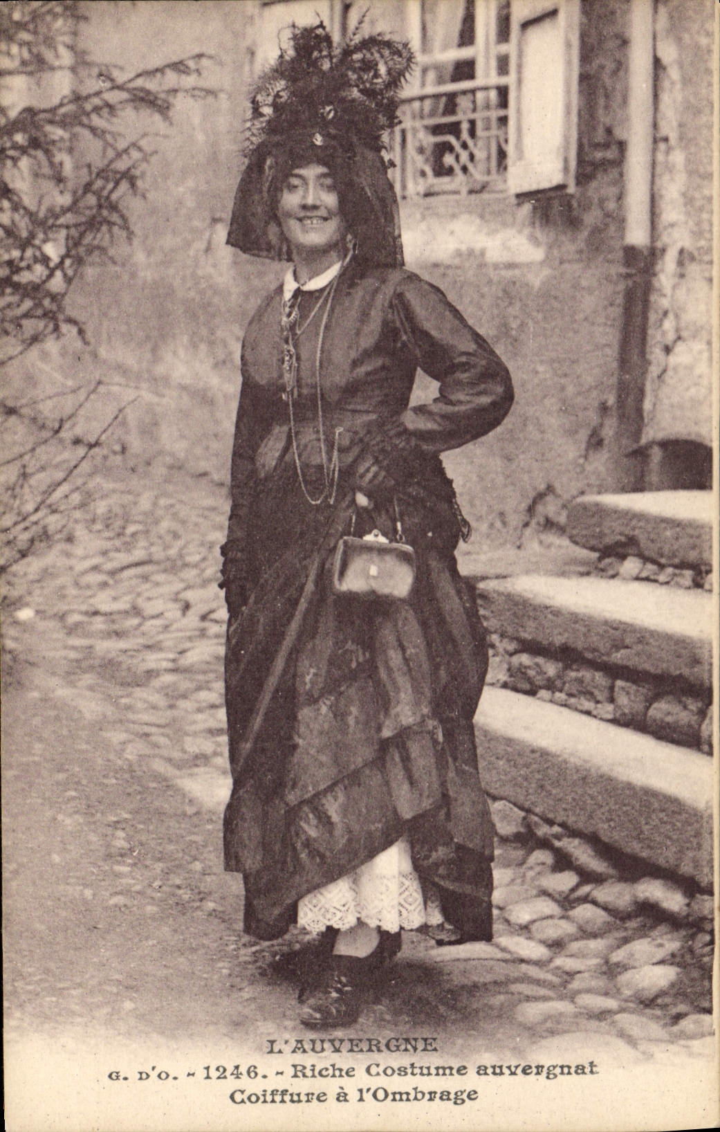 CPA Folklore Auvergne Riche costume auvergnat Coiffure a l'ombrage
