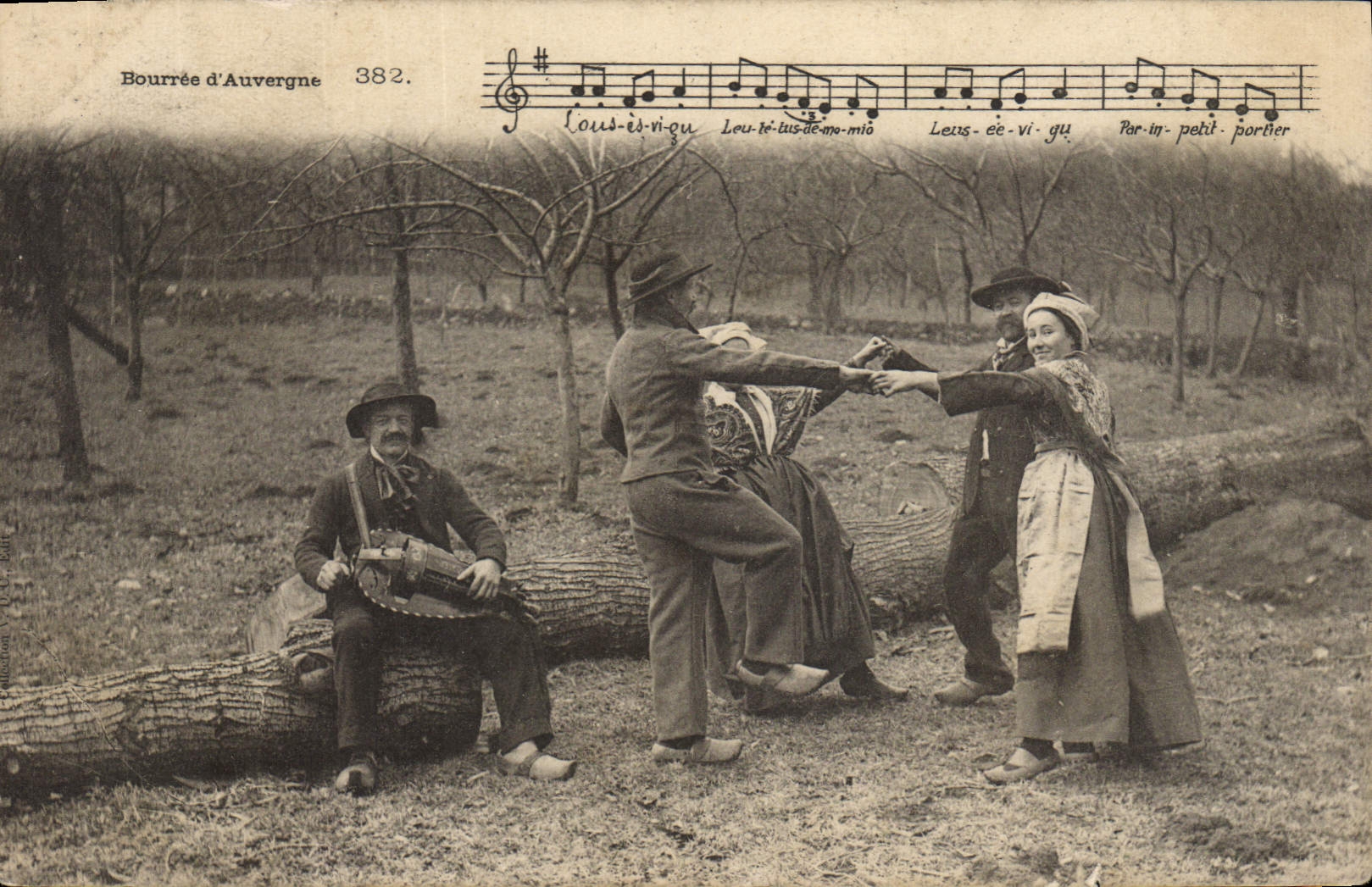 CPA Folklore Auvergne La bourree