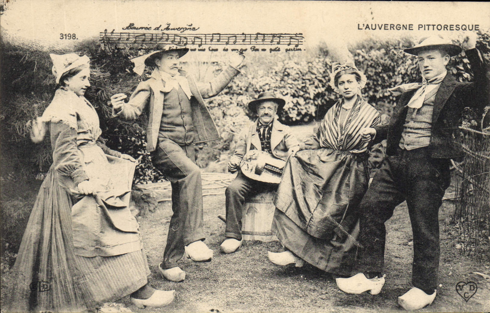 CPA Folklore Auvergne La bourree