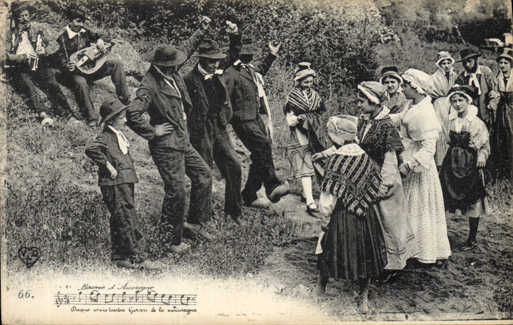 CPA Folklore Auvergne La bourree