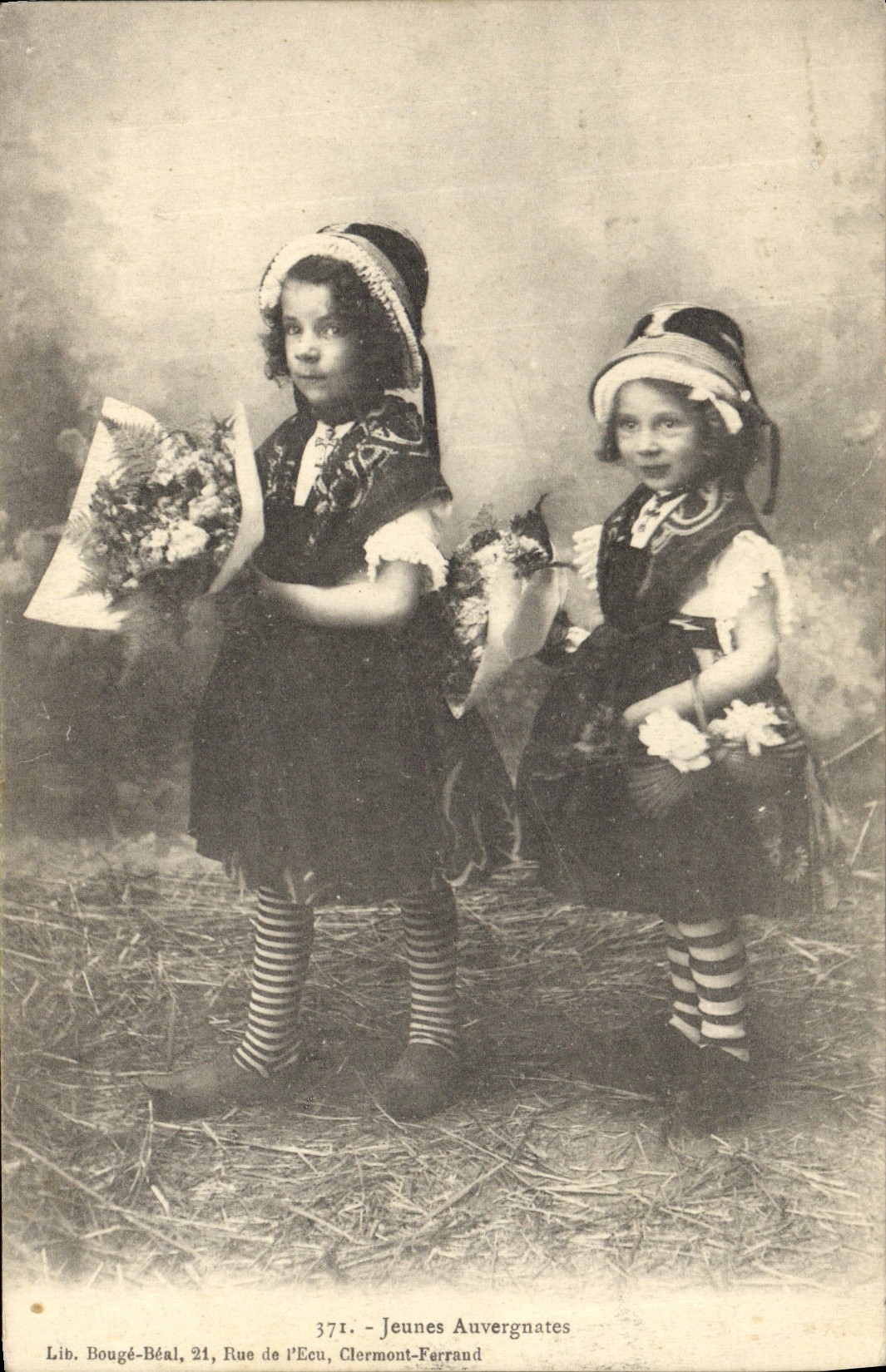 CPA Folklore Jeunes Auvergnates Enfants 