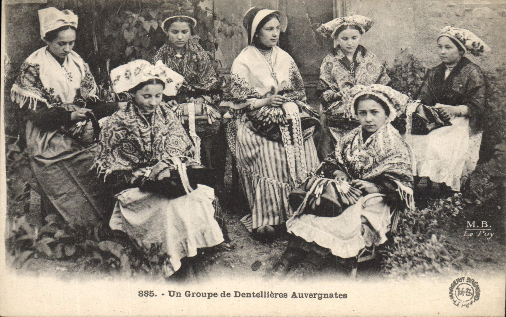CPA Folklore Un groupe de dentellieres Auvergnates