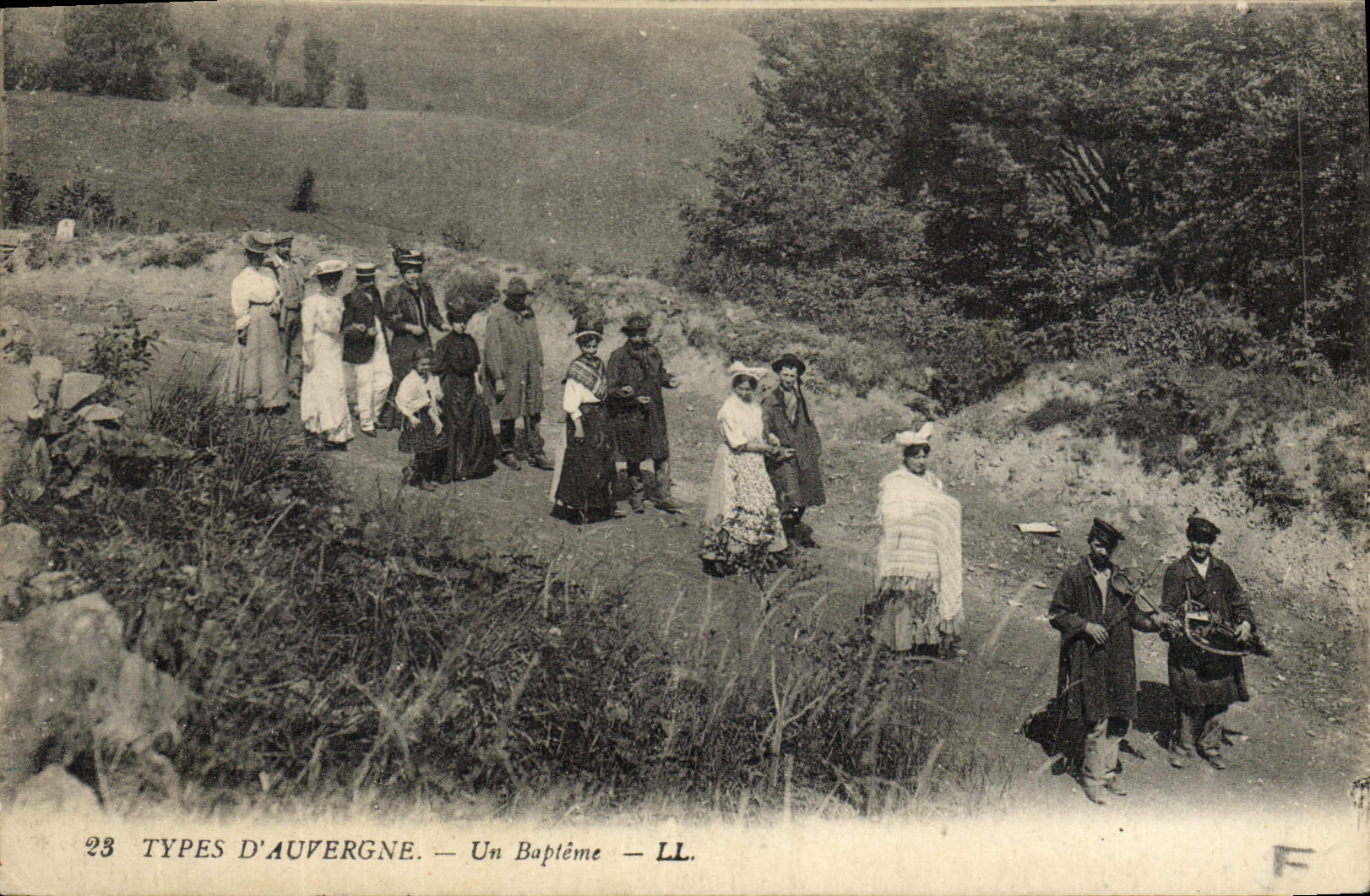 CPA Folklore Auvergne Un bapteme
