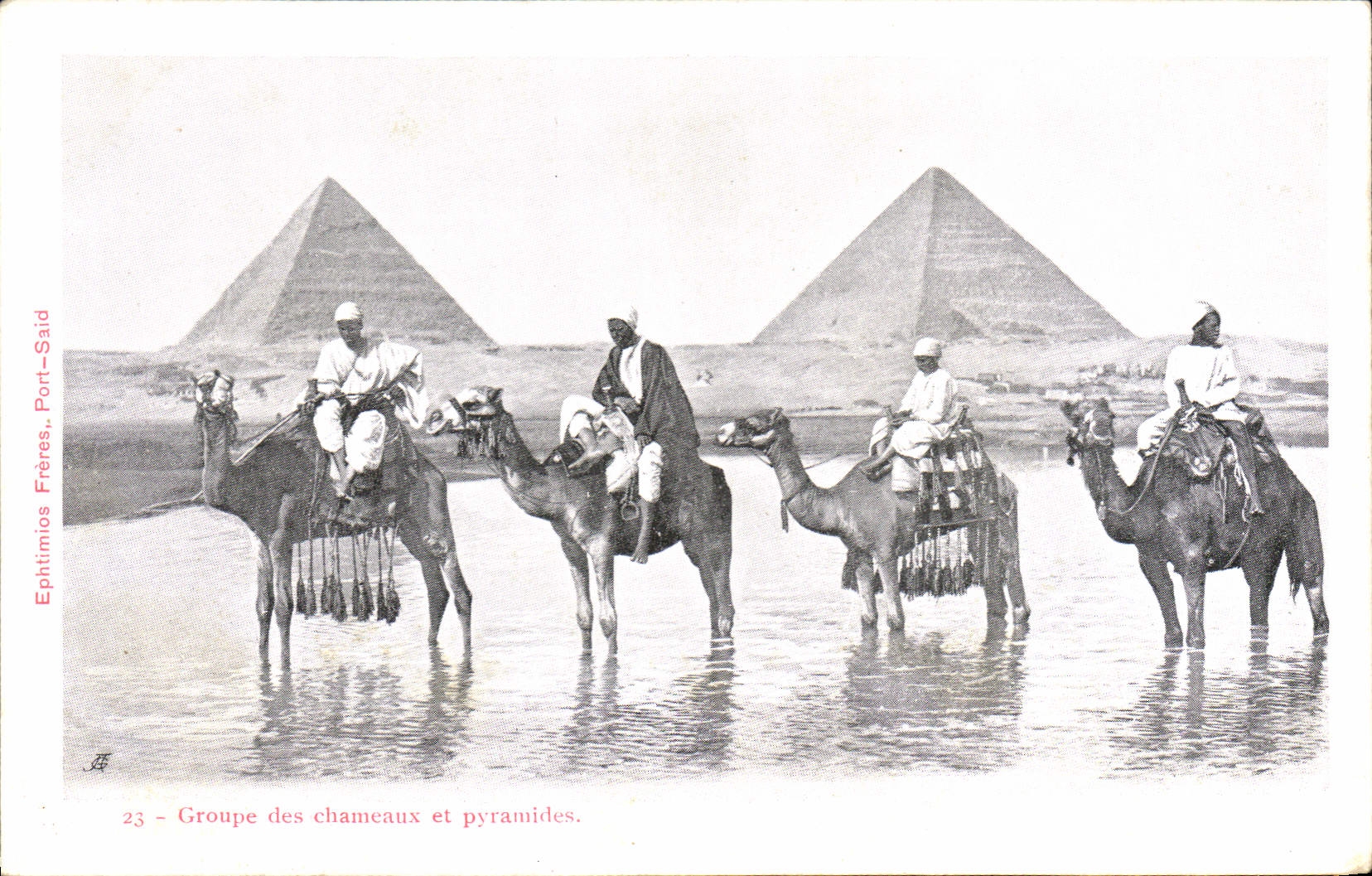 CPA Egypt Egypte Groupe de chasseurs et pyramides