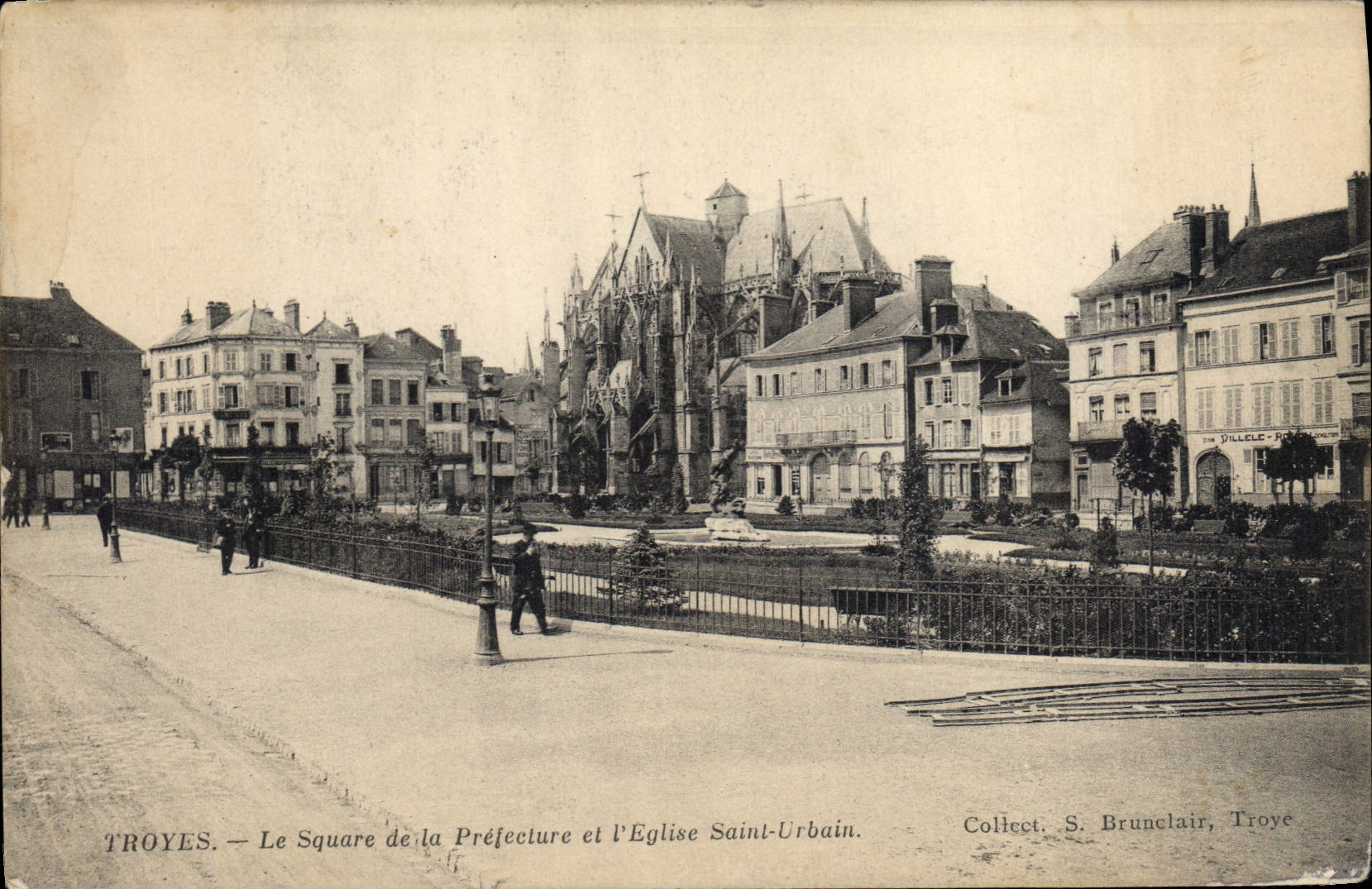 CPA Prefecture Troyes Square de la Prefecture et l'Eglise Saint Urbain