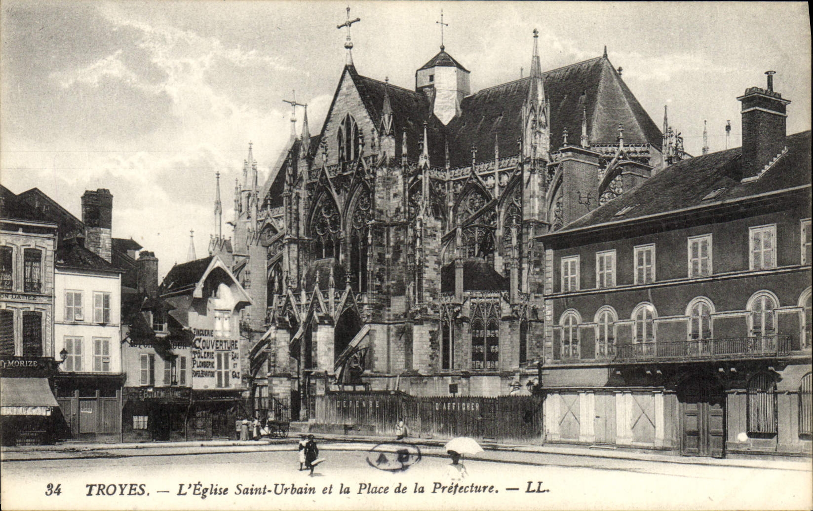 CPA Prefecture L'eglise Saint Urbain et la place de la Prefecture