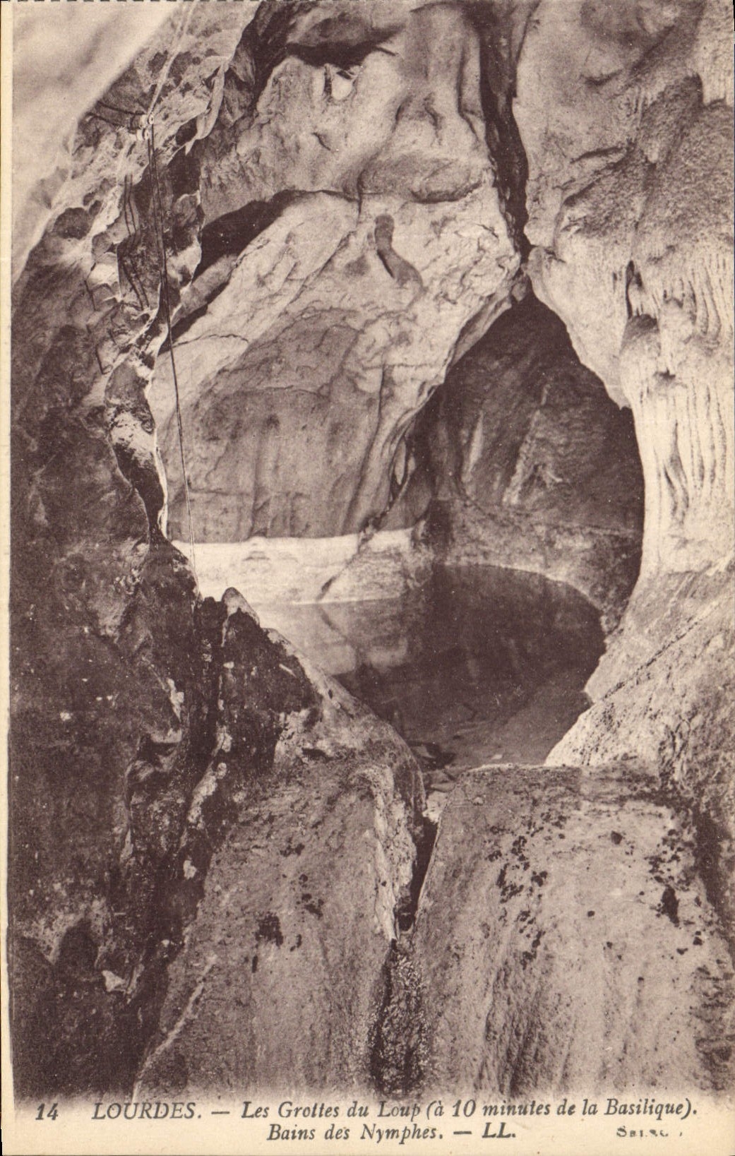 CPA Grotte Grottes du Loup Lourdes Bains des nymphes