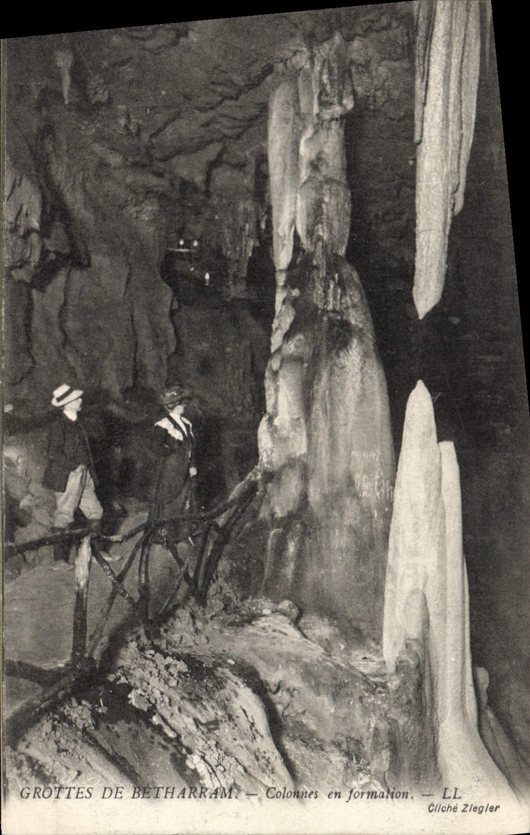 CPA Grotte Grottes de Betharram Colonnes en formation