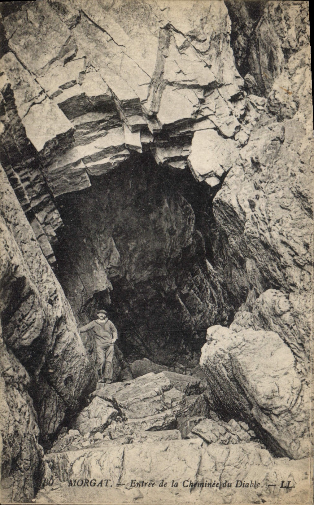 CPA Grotte Grottes Morgat Entree de la cheminee du diable
