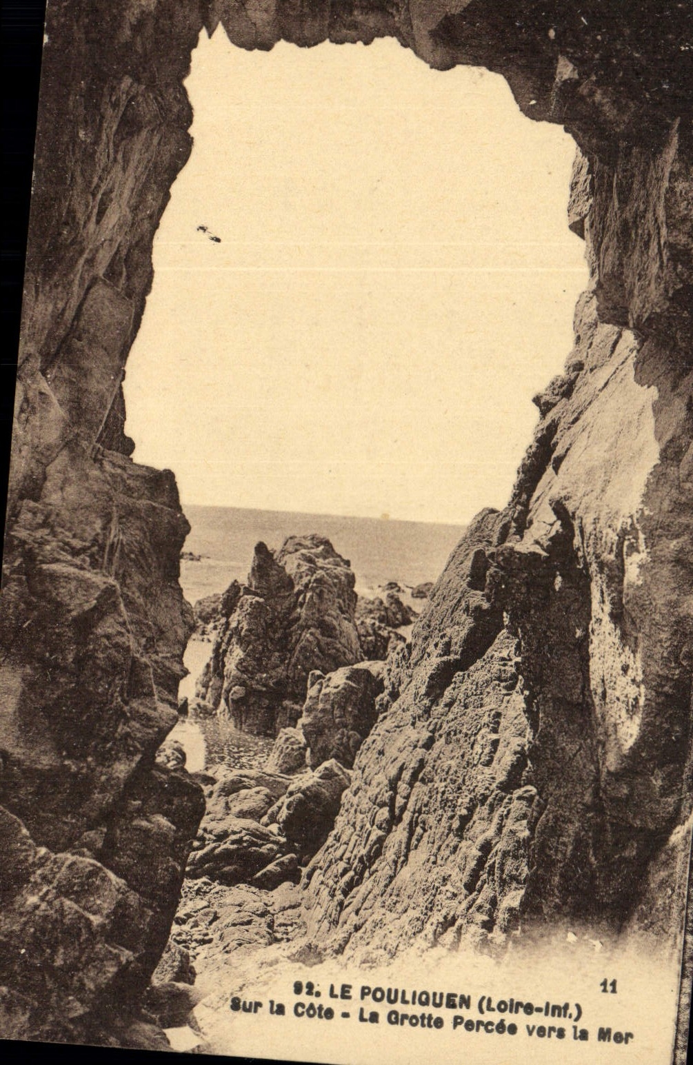 CPA Grotte percee vers la mer Le Pouliguen Grottes