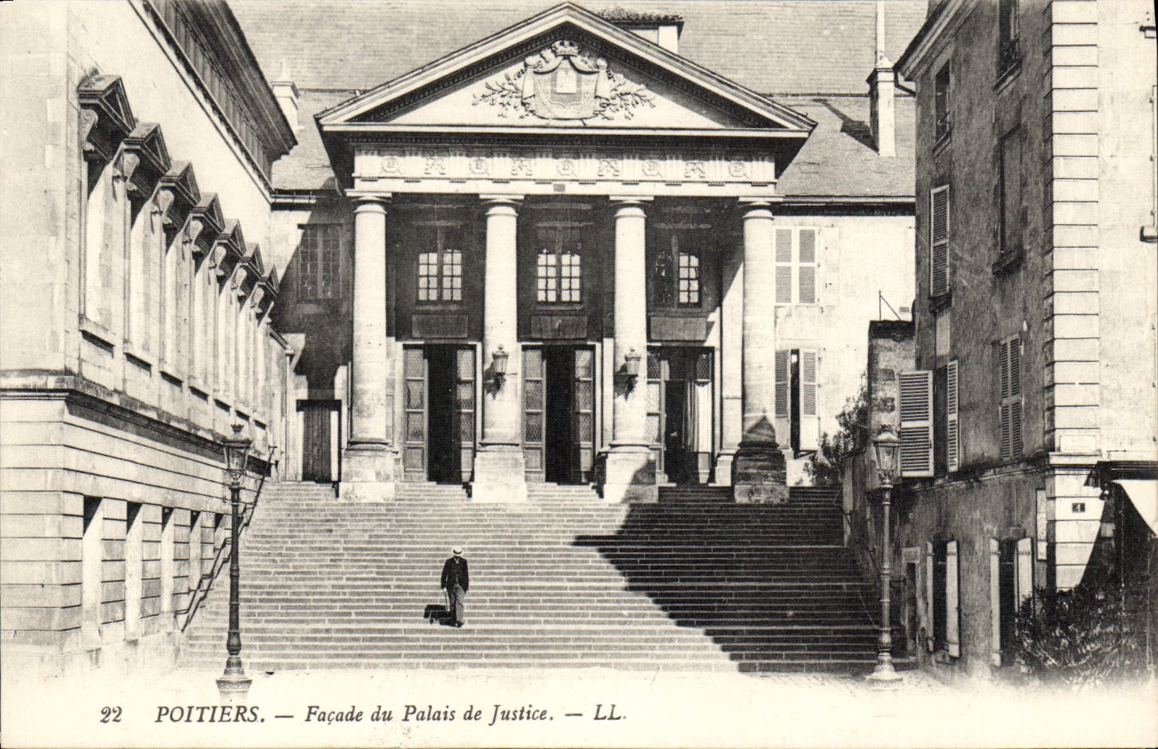 CPA Poitiers Facade du Palais de Justice 