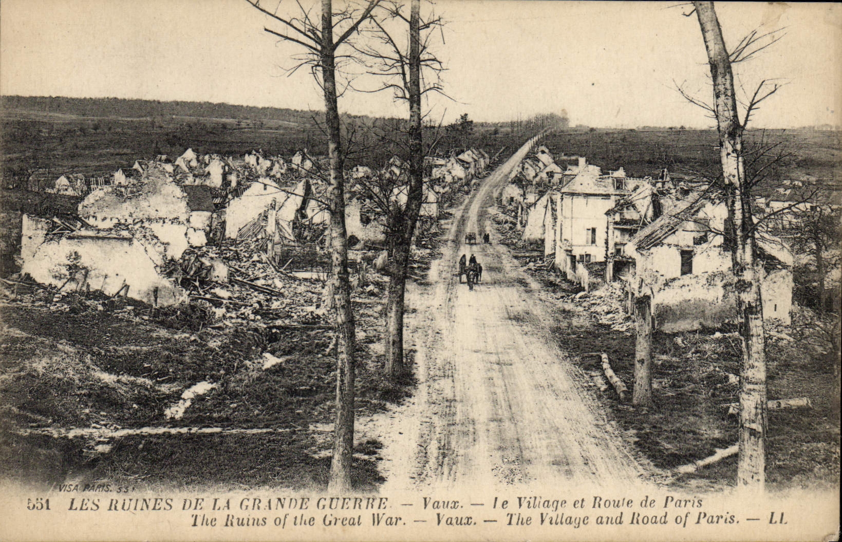 CPA Militaria Les Ruines de la Grande Guerre le Viliage et Route de Paris 