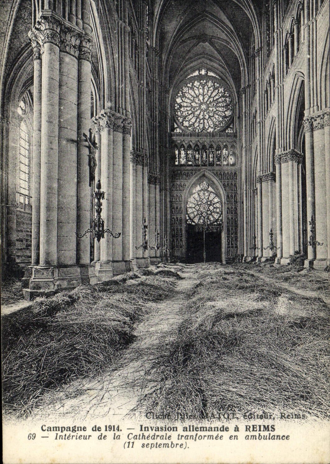 CPA Militaria Campagne de 1914 Invasion allemande a Reims Interieur de la cathedrale transformee en 