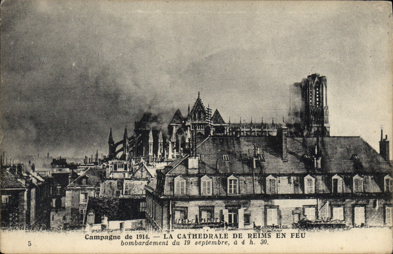 CPA Militaria La Cathedrale de Reims en Feu 
