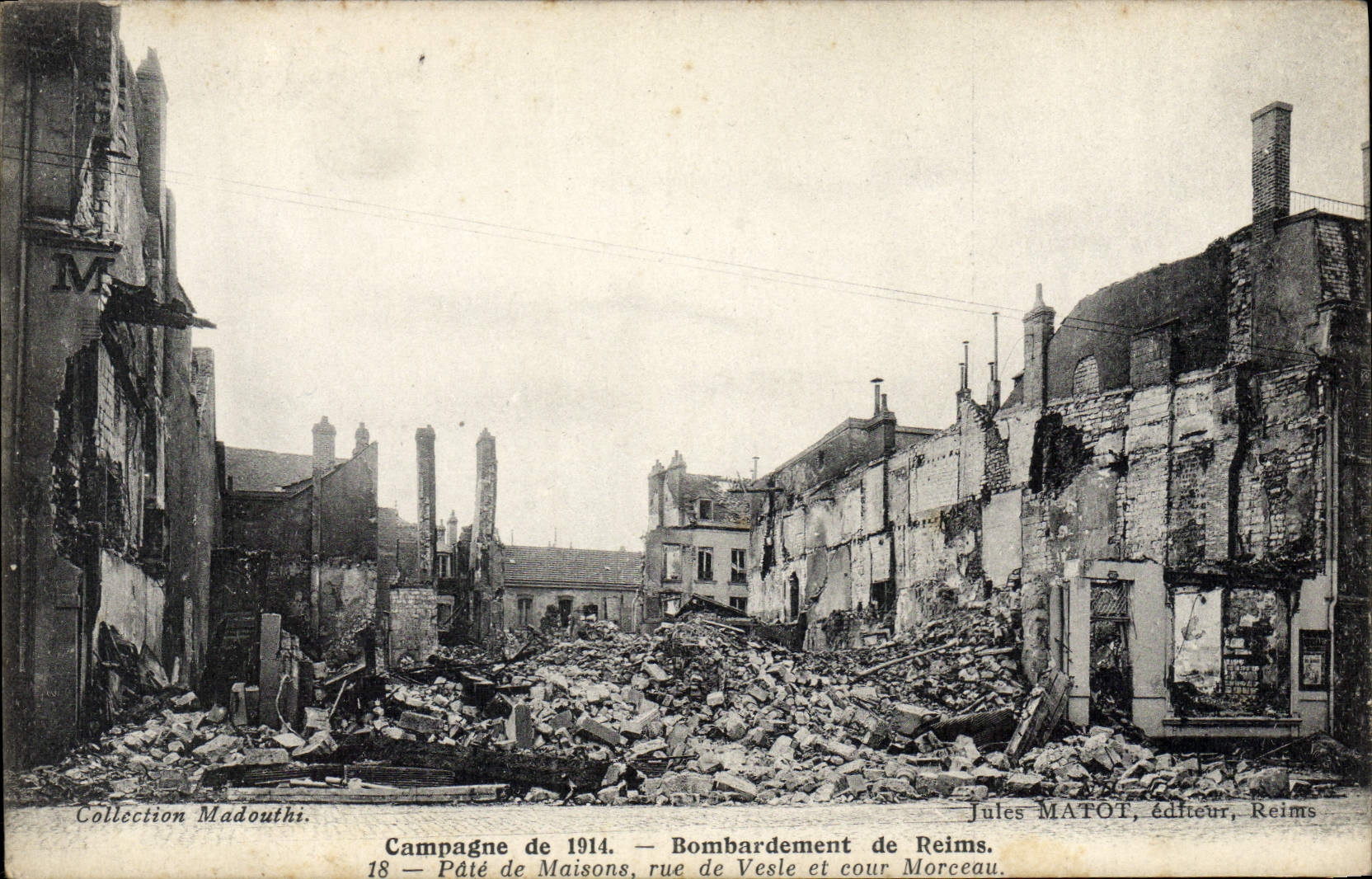 CPA Militaria Campagne de 1914 Bombardement de Reims Pate de maisons rue de Vesle et cour Morceau