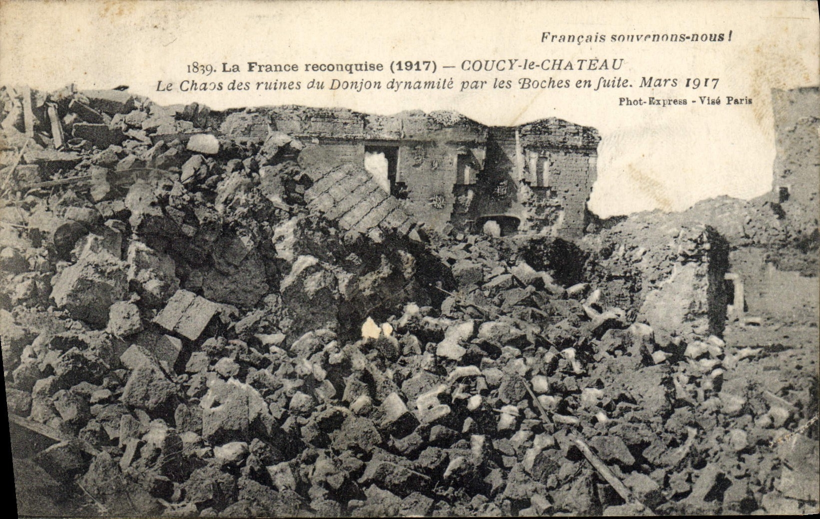 CPA Militaria La France reconquise Coucy le Chateau Le chaos des ruines du donjon