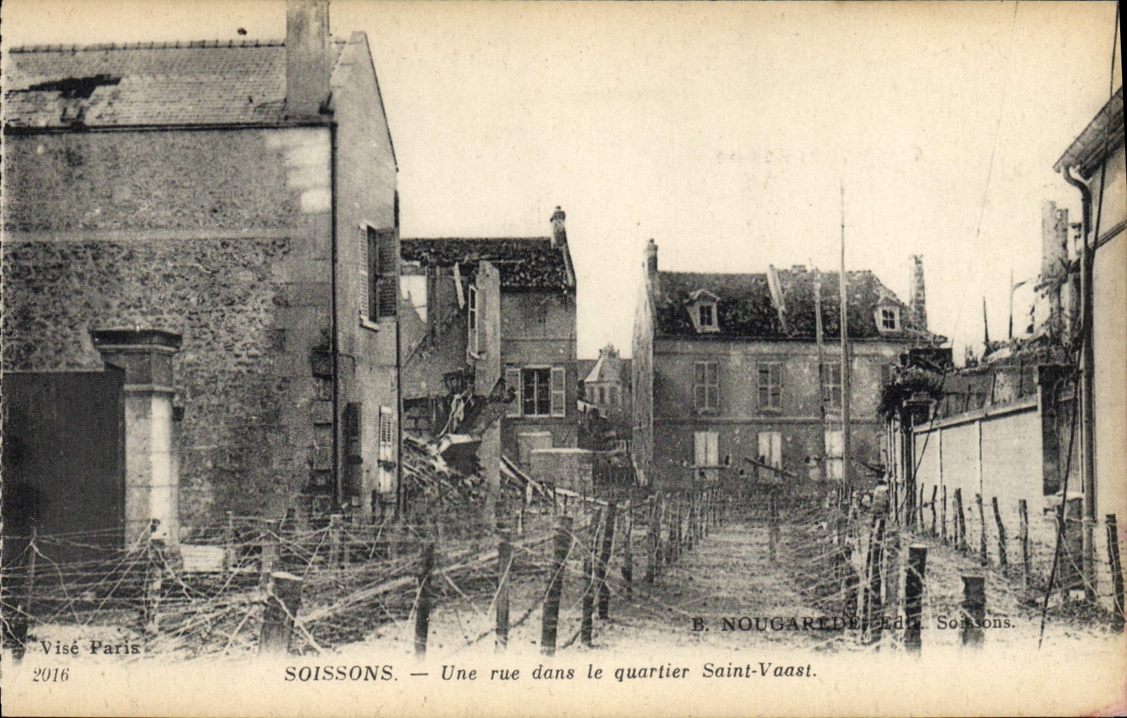 CPA Militaria Soissons Une rue dans le quartier Saint Vaast 