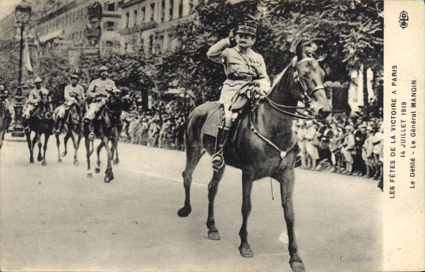CPA Militaria Les Fetes de la Victoire a Paris 14 Juillet 1919 Le defile Le general Mangin