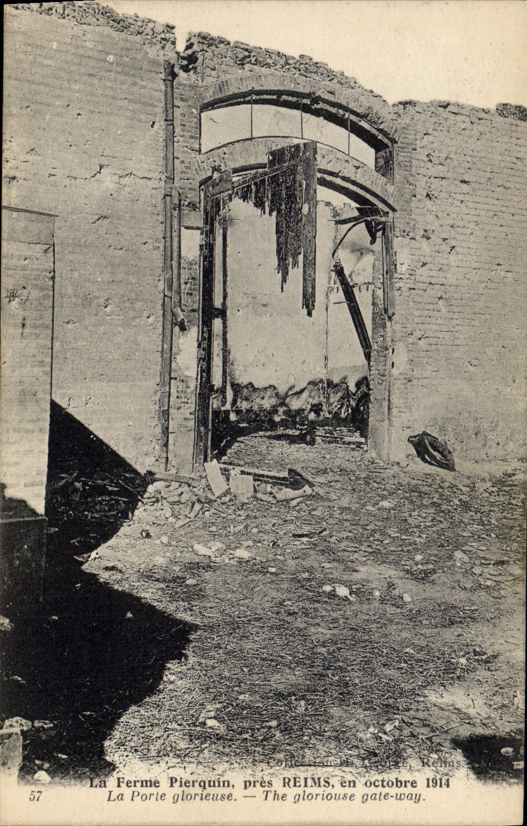 CPA Militaria La Ferme Pierquin pres Reims en octobre 1914 La porte glorieuse 