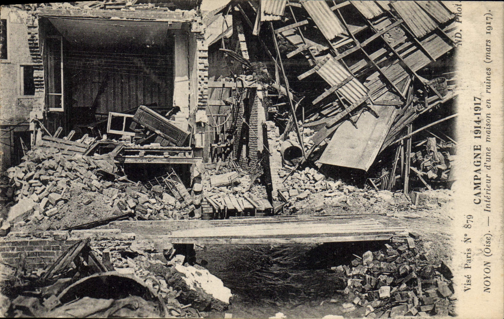 CPA Militaria Noyon Interieur d'une maison en ruines mars 1917 