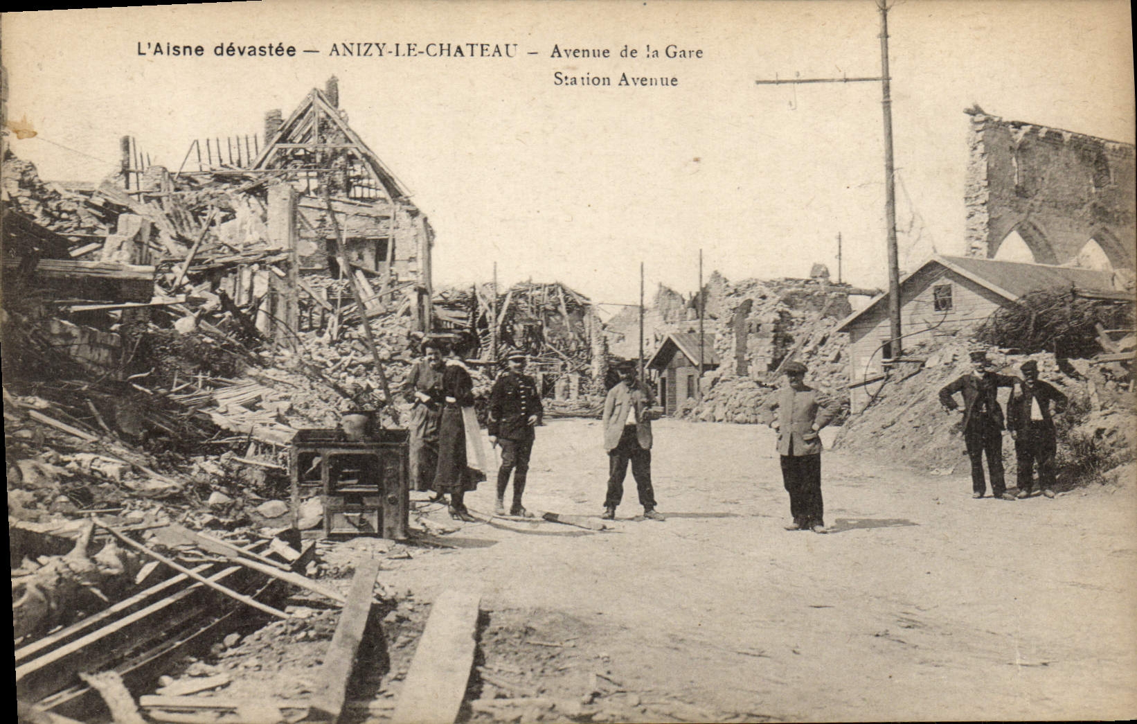 CPA Militaria L'Aisne devastee Avenue de la Gare Anizy le Chateau