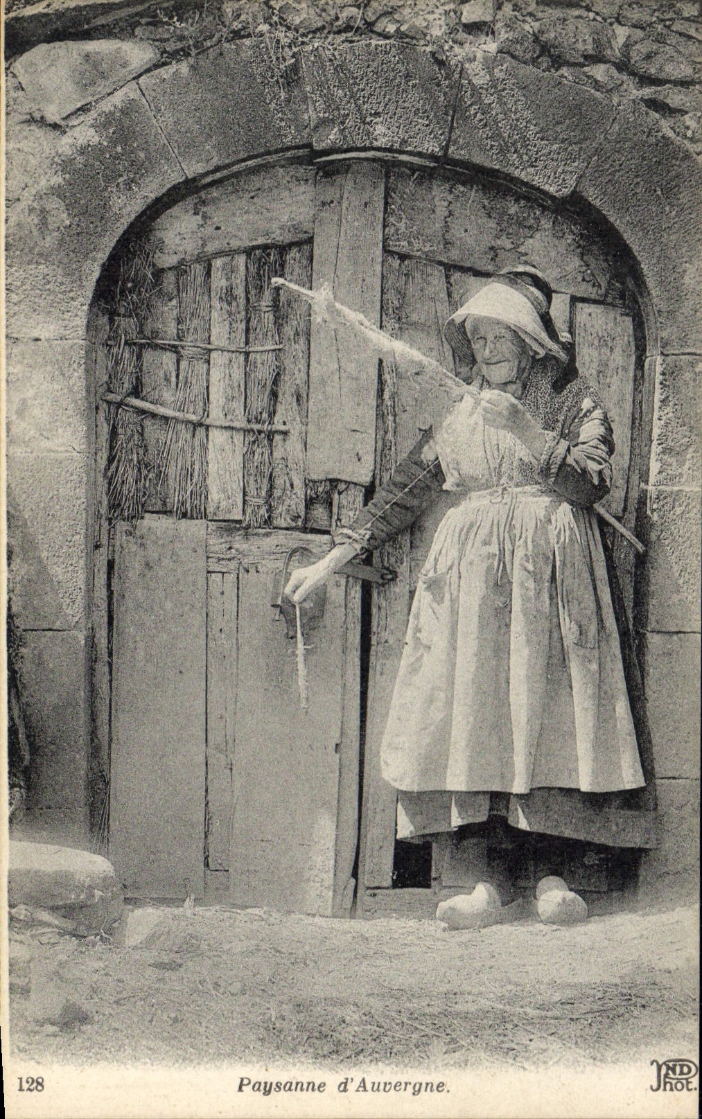 CPA Folklore Paysanne d'Auvergne 