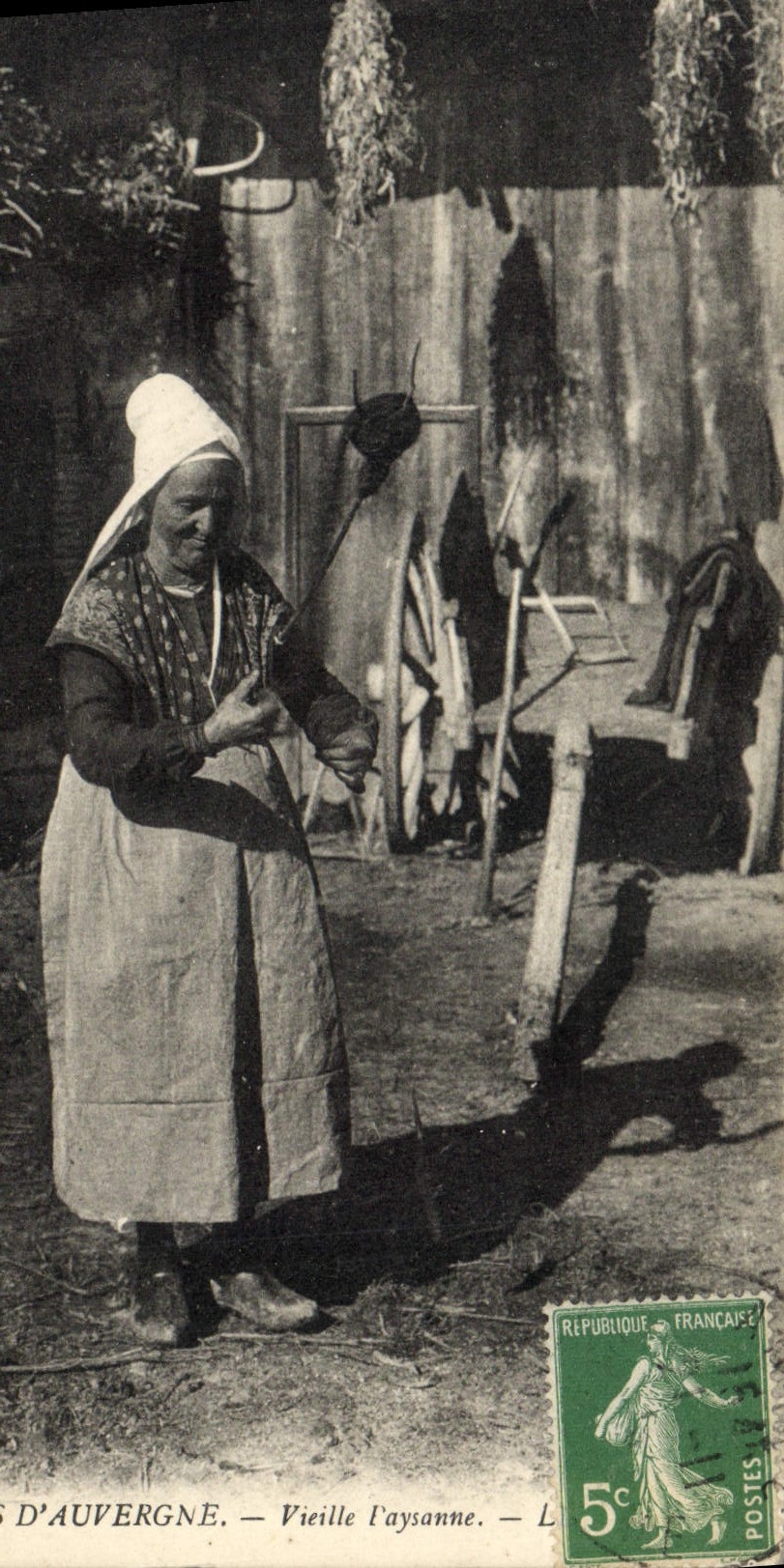 CPA Folklore Paysanne d'Auvergne Vielle Paysanne 