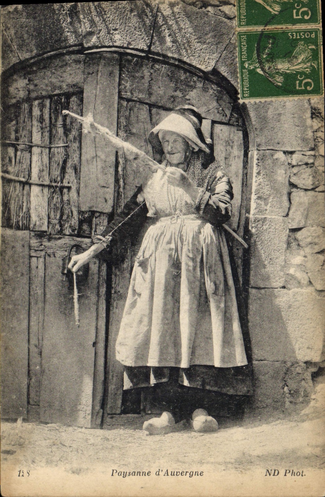 CPA Folklore Paysanne d'Auvergne 